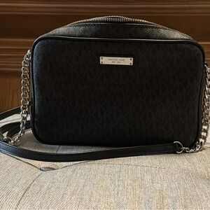 Shoulder strap with MK print on purse